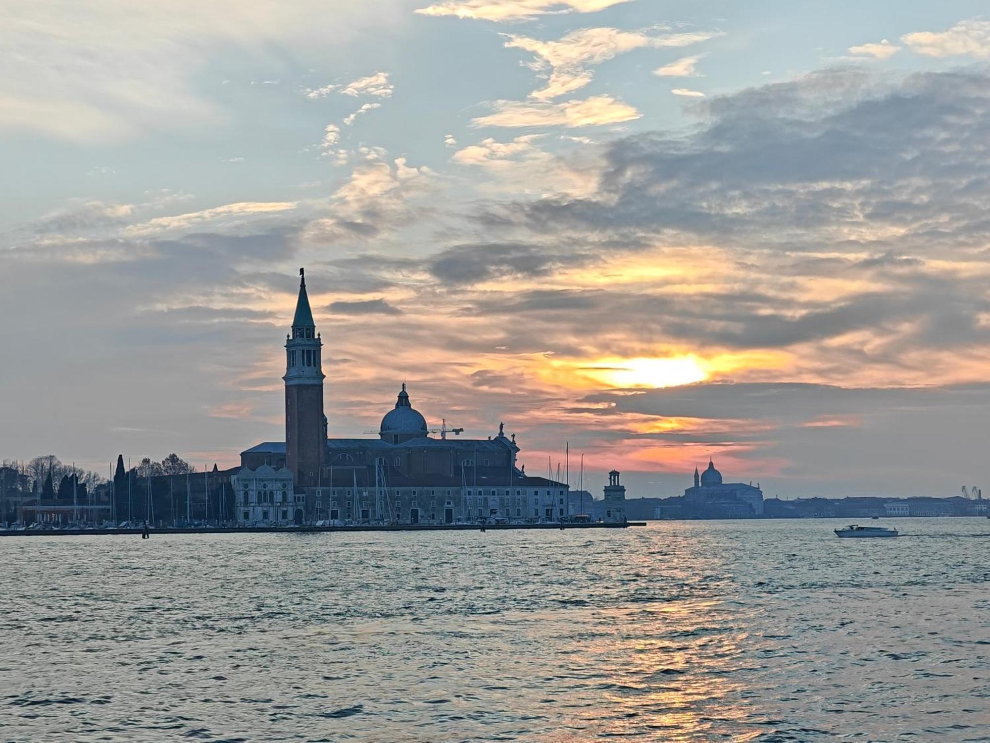 Castello Canal View Venedig Exteriör bild